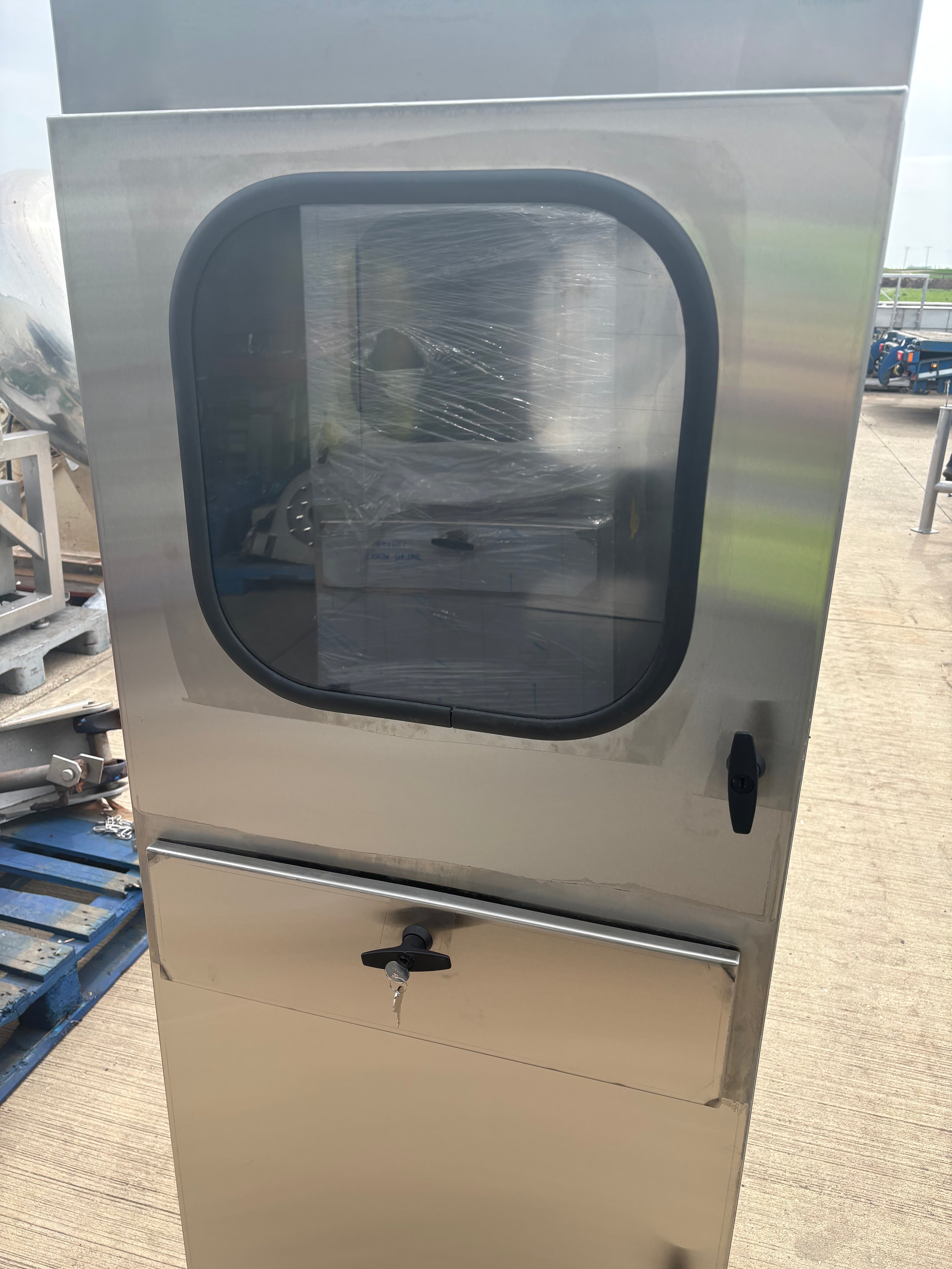 IT screen cabinets for damp environments