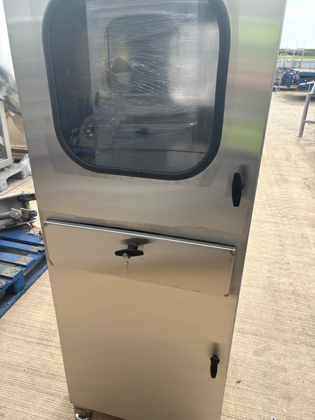 IT screen cabinets for damp environments