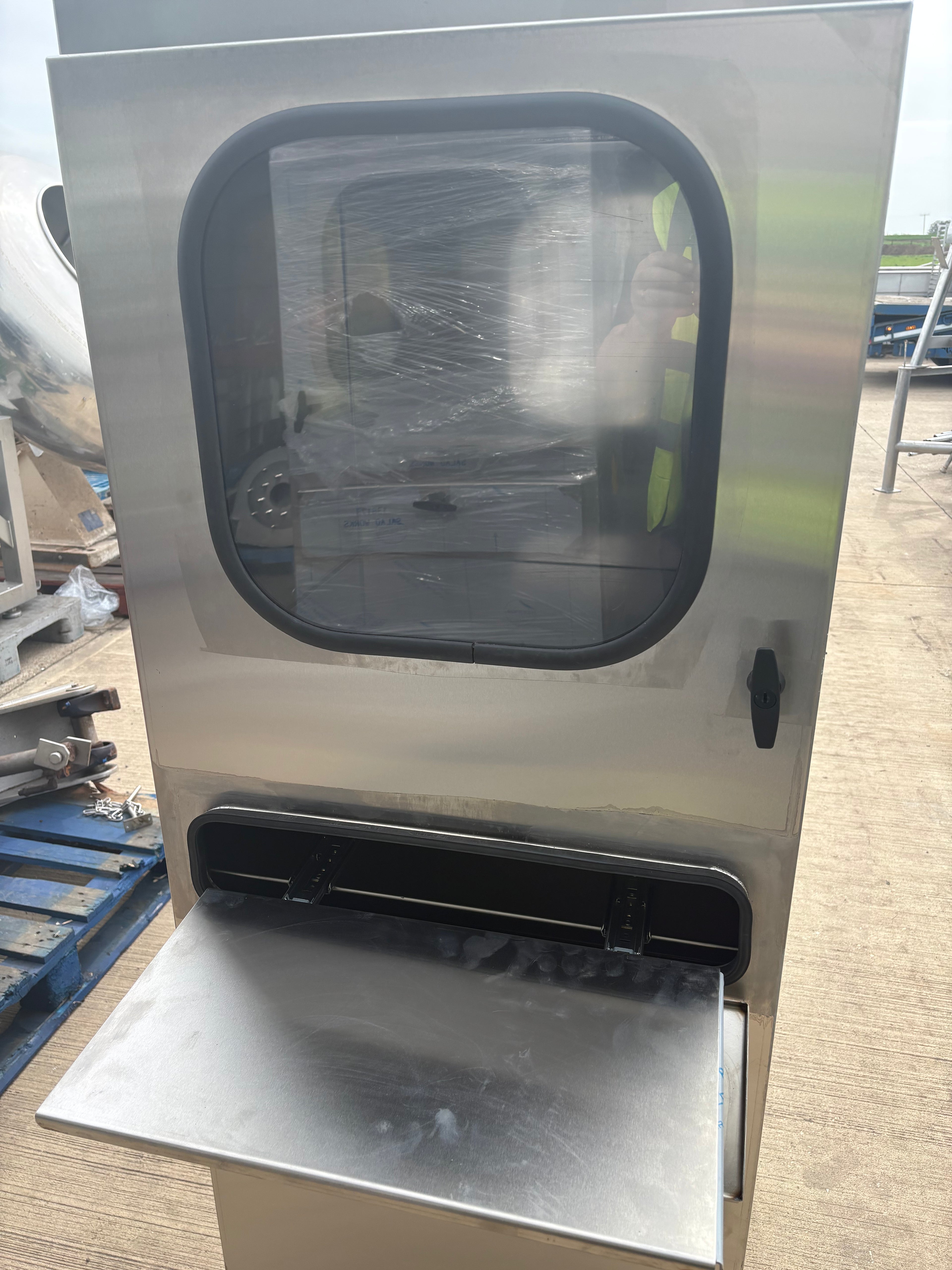 IT screen cabinets for damp environments