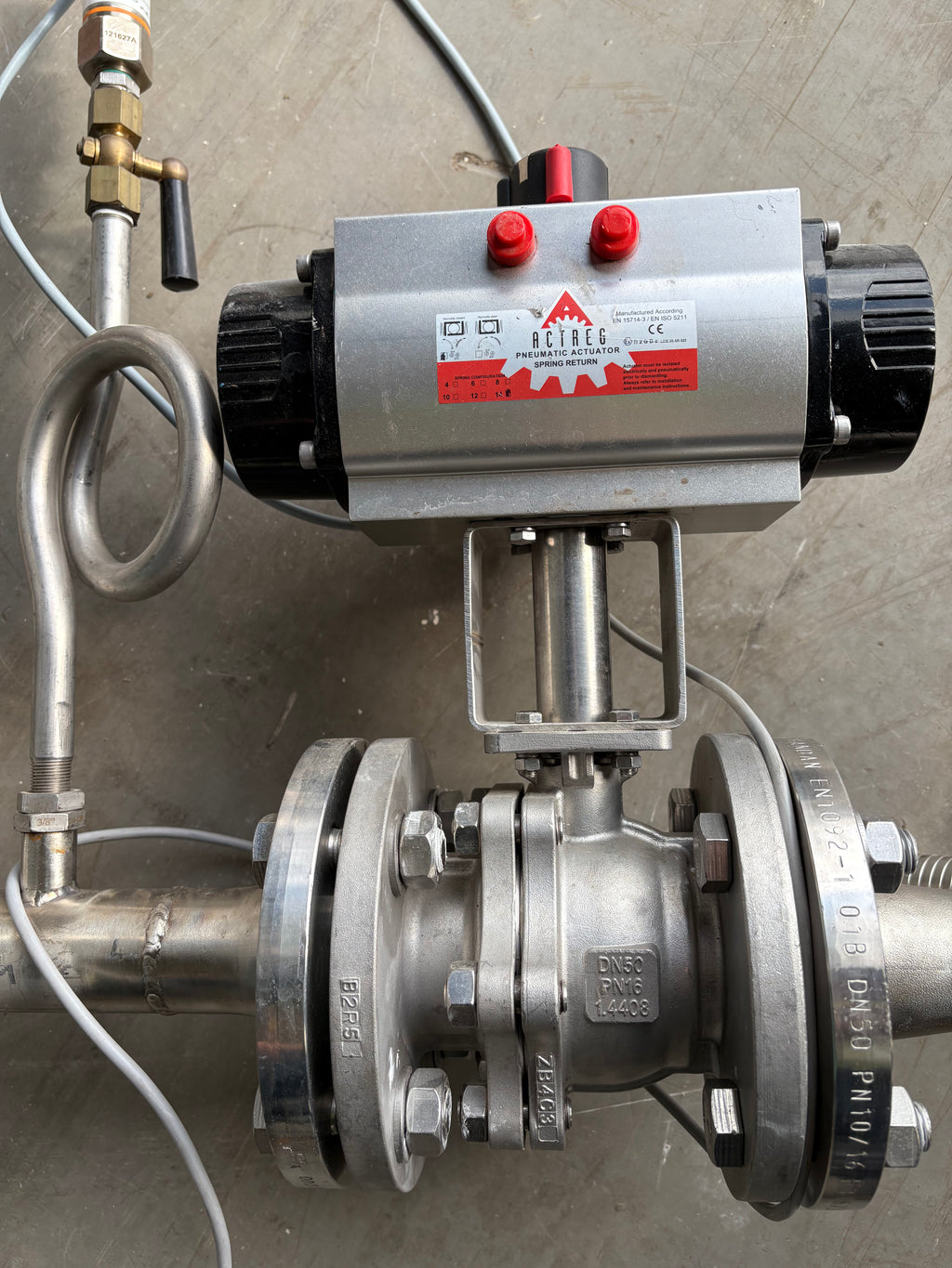 Acted pneumatic actuator spring return