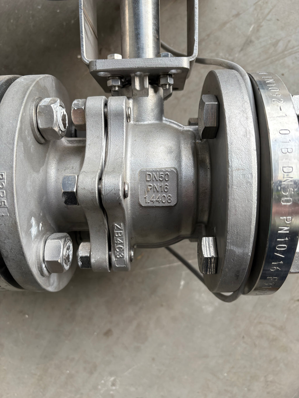 Acted pneumatic actuator spring return