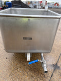 Syspal tote bin with outfeed valve
