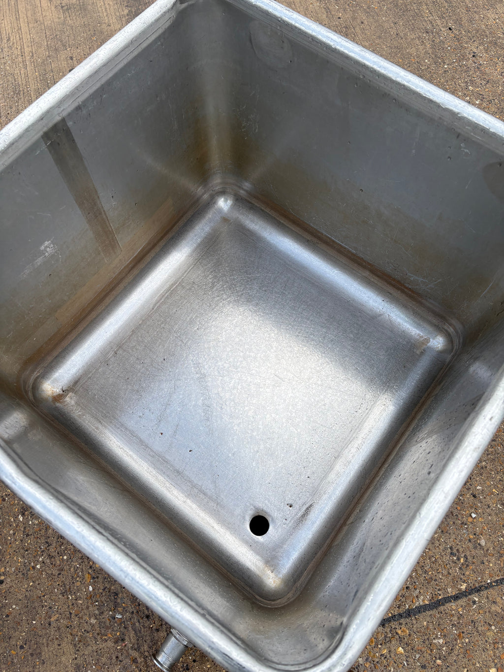 Syspal tote bin with outfeed valve