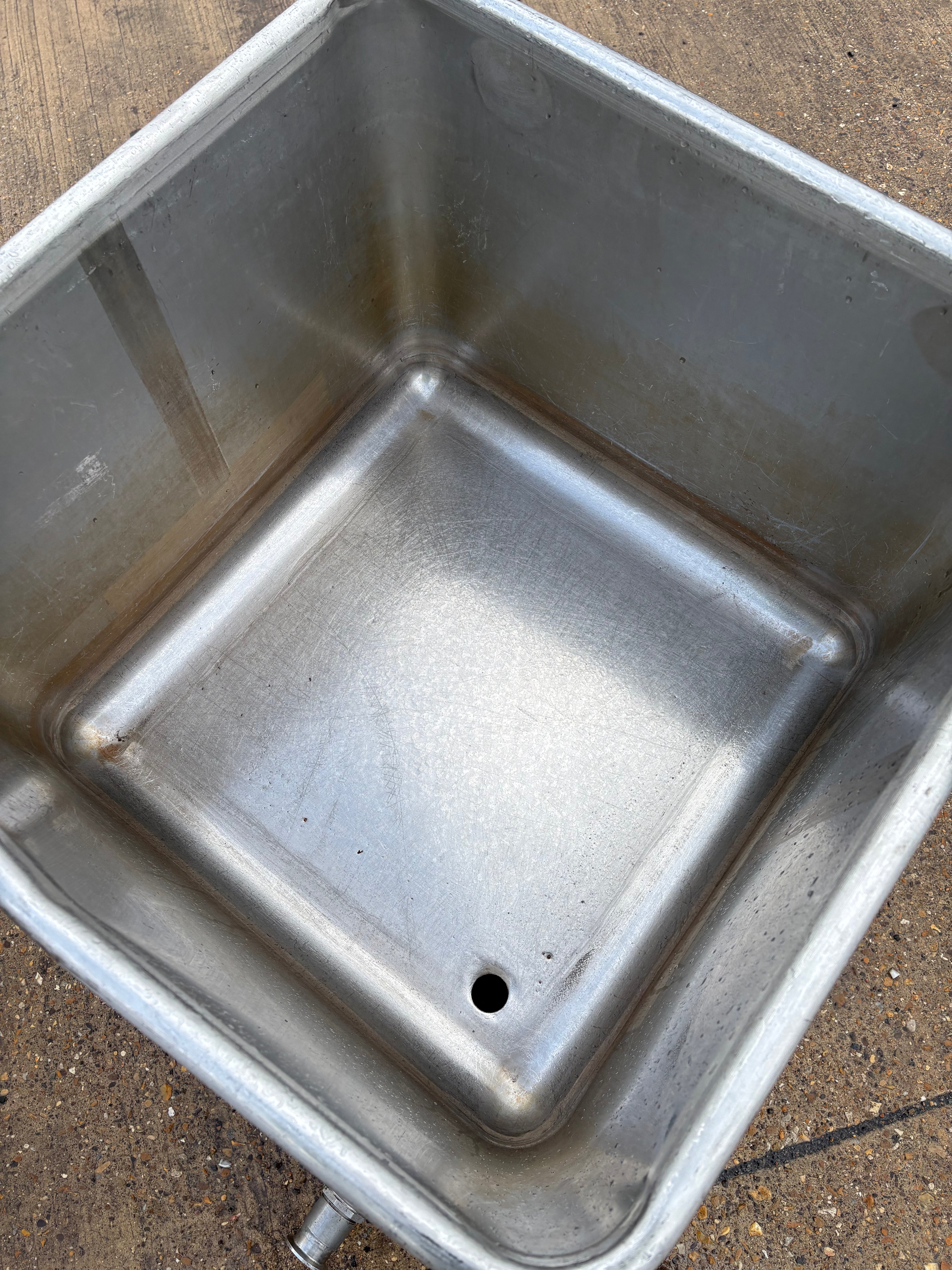 Syspal tote bin with outfeed valve
